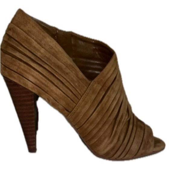 VINCE CAMUTO WOMEN’S SUEDE ANKLE BOOTIES, CAMEL - Picture 5 of 11